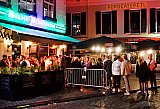 13-11-2021 Breda - Bij Studio Dependance staat het publiek na 21:30 u in de rij om binnen te mogen. De gemeente grijpt niet in en laat de horeca een statement maken. - Fotokrant