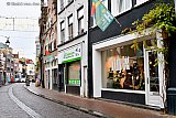 19-12-2021  Breda - Op de Haagdijk is het stil. Mensen die er lopen komen van de supermarkt. De harde lockdown treft met name kleine ondernemers. - Fotokrant