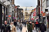 19-12-2021  Breda - Vanmorgen om 05:00 u is de harde lockdown als extra coronamaatregel ingegaan. In de stad blijkt deze twee gezichten te hebben. Op de ene plek is het stil en op de andere is het druk. - Fotokrant