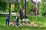 05-05-2024 Breda - Mensen bezoeken het oorlogsmonument De Vlucht waar 04 mei de dodenherdenking  plaatsvond.. - Fotokrant