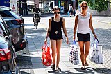 24-07-2019 Rijen - Op straat waren enkel mensen te zien die nog wat boodschappen moesten halen.  - Fotokrant