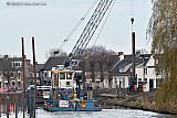 07-12-2023 Terheijden - In de haven van het kerkdorp worden al dagen damwanden in de grond geboord. Deze moeten voorkomen dat het dorp onder water komt te staan als rivier De Mark buiten haar oevers treed. - Fotokrant