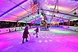 13-12-2024 Breda - Op de Grote Markt staat een flinke ijsbaan waar men komende dagen kan schaatsen. - Fotokrant