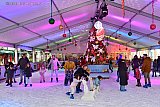 15-12-2024 Breda - Op de Grote Markt is de tijdelijke ijsbaan die de ondernemersvereninging had geregeld druk bezocht. - Fotokrant