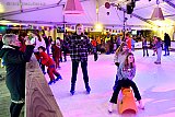 28-12-2022 Prinsenbeek - Kinderen genieten tijdens hun kerstvakantie volop van de schaatspret op de ijsbaan die midden in het dorp is neergezet. - Fotokrant