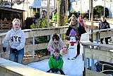 26-12-2025 Ulvenhout -  Volop schaatspret op  2e kerstdag op de door vrijwilligers aangelegde ijsbaan in het kerkdorp. De ijsbaan is bijzonder want men kan er van binnen naar buiten schaatsen.  - Fotokrant