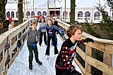 20-12-2024 Ulvenhout - Schaatspret op de ijsbaan midden in het kerkdorp.  Bij de ijsbaan kan men van binnen naar buiten schaatsen wat extra leuk is. . - Fotokrant
