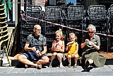 28-05-2020 Breda -Op de Grote Markt zijn tijdens de Cornonacrisis de terrasstoelen nog opgestapeld. Even in de zon zitten en een lekker ijsje opeten kan op de vlonder van een cafe. - Fotokrant