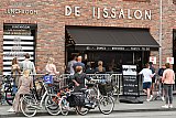 17-05-2020 Breda - Door het warme weer krijgen mensen meer zin in ijs. Bij De Ijssalon staat dan ook een flinke rij. Wel houden de klanten vanwege de Coronamaatregelen 1,5 meter afstand en eten elders hun ijsjes op. - Fotokrant