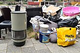 06-07-2019 Breda - Er ligt van alles op straat . Een bankstel , kachels; laminaat ,zandbak, stoelen, printer, reiswieg, medicijnen maar ook chemische vloeistof. - Fotokrant