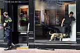09-07-2019 Breda - Nog tot laat in de middag vond bij het herbouwde pand onderzoek plaats. Recherche en honden speurde heel het pand af naar aanwijzingen mbt witwassen. - Fotokrant