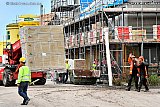 23-09-2022 Breda - Op een bouw komt een verreiker aanrijden met grote pakken isolatiemateriaal. Nu de energieprijzen maar blijven stijgen en het kouder gaat worden is het verstandig om zoveel mogelijk huizen te isoleren. - Fotokrant