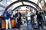 27-05-2022 Breda - De festival Surprise band geeft een avond optreden op de Grote Markt . - Fotokrant