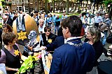 25-08-2024 Breda - Aan burgemeester Paul Depla en wethouder Nobel liet de familie nog verschillende posters zien. - Fotokrant