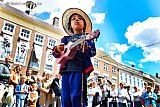 28-05-2022 Breda - De 4 jarige Roef steelt met zijn roze gitaartje de show op het 50 ste Jazz Festival. Roef de zoon van een jazzmuzikant mag een dagje mee met papa. - Fotokrant