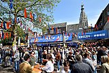 18-05-2023 Breda - Het 51e Jazz Festival is van start gegaan. Nieuw is de setting van het Jazz plein aan de haven waar het gelijk al gezellig druk was.  - Fotokrant