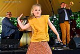19-05-2023 Breda -  In de Willem Merkxtuin treed Joep Peeters and friends op. Het is niet Joep die er de show steelt, maar deze dansende jonge dame die het publiek kostelijk vermaakte. - Fotokrant
