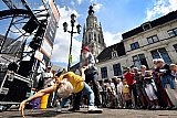20-05-2023 Breda - Het 51e JAZZ festival is zonovergoten. Mensen dansen op de Jazzmuziek onder de toren van de Grote of Onze lieve Vrouwekerk. - Fotokrant
