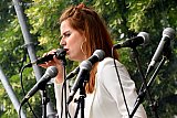 31-05-2019 Breda - Tijdens het JAZZ Festival krijgt de jeugd ook aandacht. Deze zangeres van de Jazzband Vanavond Nog had volop keuze uit microfoons tijdens haar optreden. (de band won de Young Talent Award) - Fotokrant