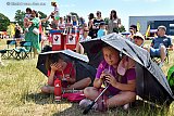 11-06-2023 Breda - Kinderen schuilen voor de hitte onder een paraplu tijdens het optreden van K3 op Breepark. De moeder was blij dat ze voor de kinderen paraplu's had meegenomen.  - Fotokrant