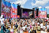 11-06-2023 Breda - Aan de voet van de voormalige vuilstort De Bavelse berg was een flink podium gebouwd. Het optreden van Jullia, Hanne en Marthe trok ondanks de hitte toch heel wat publiek.  - Fotokrant