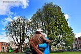 25-04-2023 Breda - Terwijl de kap van de eeuwenoude kastanjes al is begonnen nemen Jack en Lisette afscheid van de bomen. 3 Van de 4 bomen moeten weg omdat ze volgens de gemeente die ze liet onderzoeken ziek zijn. - Fotokrant