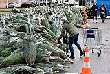 14-12-2020 Breda - Vanwege de aangekondigde harde lockdown blijft IKEA met een berg kerstbomen zitten. Klanten mochten daarom gratis een kerstboom uitzoeken. - Fotokrant