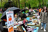 27-04-2024 Breda - De vrijmarkt in stadspark Het Valkenberg  gaat met z'n tijd mee. Betalen met een tikkie.   - Fotokrant