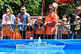 27-04-2022 Breda - Kinderen kijken tijdens Koningsdag naar een schaalmodel van oorlogsschip De Friesland dat vaart in het centrum van de stad. 2202 km verderop is het echt oorlog in de Oekraine en varen echte oorlogschepen. - Fotokrant