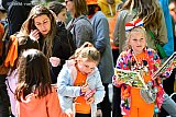27-04-2022 Breda - Op de vrijmarkt leren kinderen omgaan met geld. Ze kopen en verkopen er spulletjes. - Fotokrant