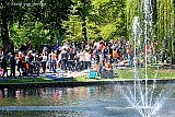 27-04-2022 Breda -Door het stadspark trok langs de kleedjes een lange sliert van mensen die opzoek waren naar koopjes. - Fotokrant