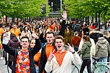27-04-2024 Breda - Net als met carnaval kwamen duizenden feestvierders van buiten de stad in een lange sliert vanaf het centraal station naar het centrum gelopen.Tussen de mensenmassa hier en daar nog een Bredanaar. - Fotokrant