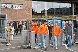 27-04-2024 Breda - Feestvierders die met de trein aan kwamen in Breda. Moesten bij het station al door een "fuik" van hekken naar het centrum lopen. - Fotokrant