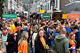 27-04-2024 Breda - Het was op Koningsdag al vroeg druk in het centrum. De Havermarkt stroomde zo vol dat de gemeente een omleiding aankondigde op een tekstkar. - Fotokrant