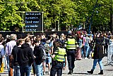 27-04-2021 Breda-  Politieagenten spreken mensen die alsnog het park in willen aan en verzoeken ze weg te gaan.Enige tijd later is het park door de ME leeg geveegd. - Fotokrant