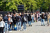 27-04-2021 Breda-  Terwijl men in het AMPHIA ziekenhuis vreest voor code zwart is vanwege extreme drukte stadspark Valkenberg afgesloten. Toch staat er een enorme rij mensen die het park nog in willen. - Fotokrant