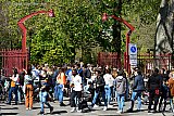 27-04-2021 Breda -Bij alle in- en uitgangen van park Valkenberg  zijn mensen massa's te zien die ondanks corona hutje mutje op  elkaar staan.  - Fotokrant