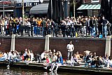 27-04-2021 Breda - Nadat park Valkenberg is afgesloten, ontstaat er vervolgens  topdrukte op de haven. Hierbij is men de 1,5 meter regel even vergeten. Er zijn in de hele stad zn 100 boetes uitgeschreven en 2 aanhoudingen verricht. - Fotokrant
