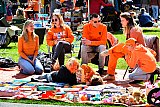 27-04-2023 Breda - Tijdens de vrijmarkt was het in stadspark Het Valkenberg, terwijl men wachten op de volgende koper, genieten van de lentezon. - Fotokrant