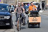 27-04-2021 Breda - Tussen de chaos van Koningsdag klinken beats vanuit de bakfiets van Bakfiets Beats die over de haven rijd met in de bakfiets de bekende DJ Cor Fijneman.  - Fotokrant