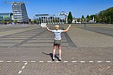 27-04-2020 Breda - Deze jonge dame ging op Koningsdag in haar uppie even van links naar rechts op het terrein waar 538 Koningsdag zou worden gehouden. - Fotokrant