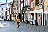 27-04-2020 Breda - De Veemarktstraat toont in de middag verlaten. Normaal zou deze gevuld zijn met Koningsdagsvierders die van en naar het Chasseveld liepen. - Fotokrant