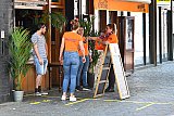 27-04-2020 Breda - De dames van 't Hart wachten op klanten die iets komen afhalen. Op de grond is duidelijk de1,5 belijning te zien die gebruikt wordt om klanten op afstand te houden. - Fotokrant