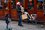 26-12-2020  Breda -  Dit kerstvrouwtje zorgde voor de aanvoer van de gluhwein en dat vond dit kindje maar wat interessant.  - Fotokrant