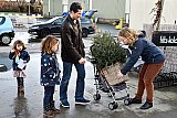 07-01-2023 Breda - Dit gezin kwam de kerstboom met kluit terugbrengen met behulp van een wandelwagentje. De kerstbomen worden opnieuw geplant om eventueel over een aantal jaar weer te gebruiken als kerstboom. - Fotokrant