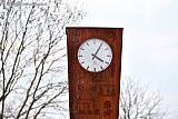 11-01-2019 Breda - De klok in de Hoge Vucht is van slag. In de roestige zuil zitten 2 klokken 1 aan de voorkant en 1 aan de achterkant die 2 verschillende tijdstippen aangeven. - Fotokrant