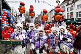 21-01-2024 Breda - Deze mannen gingen verkleed als kiepkus mee nun lange nek klunen. - Fotokrant