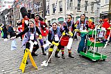 09-02-2025 Breda - De klunparade was dit jaar maar klein. Maar wat voorbij kwam was wel goed . Deze dames begonnen al vast met een schoonmaakactie om de Grote Markt op rollekus schoon te maken. - Fotokrant