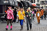 31-10-2021 Breda - Terwijl er steeds meer feestvierders naar het centrum kwamen om deel te nemen aan het alternatieve Klunfeest werden de aantallen positief geteste coronabesmettingen in het land bekend gemaakt door het RIVM. Dit waren er 8219. - Fotokrant