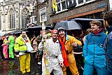 10-02-2019 Breda - Ondanks de regen ging het Klunen gewoon door. Een ski is handig om met bierglazen te Klunen. - Fotokrant